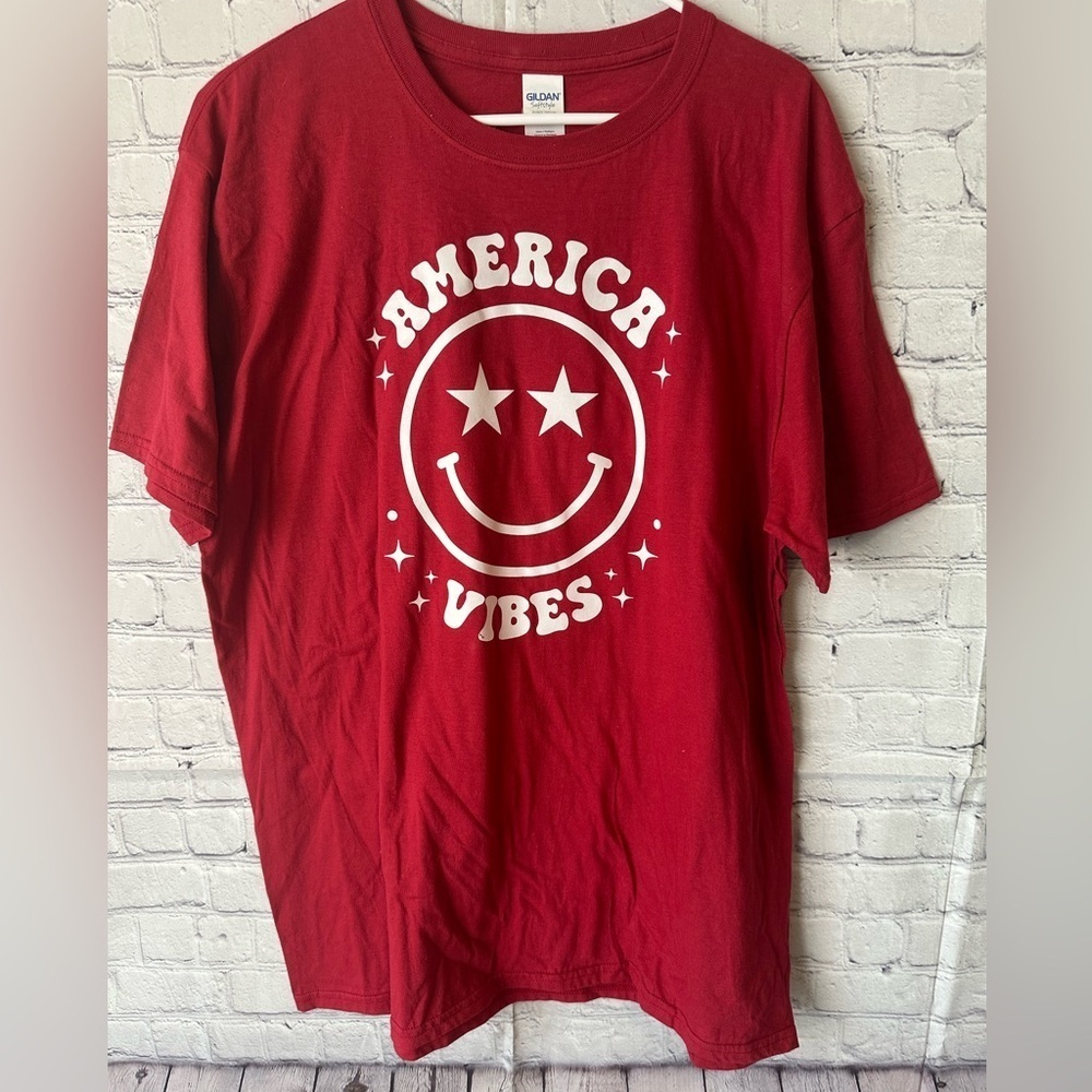 Gildan Red 'America Vibes' T-Shirt
